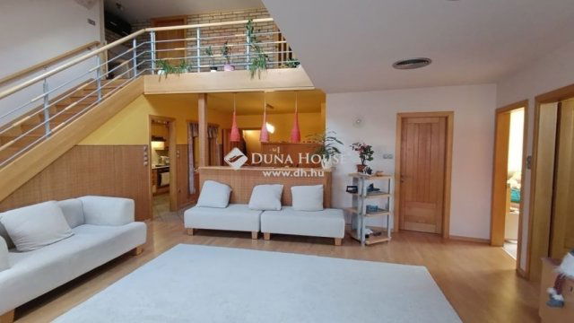 Eladó téglalakás, Mohácson 78.499 M Ft, 5 szobás