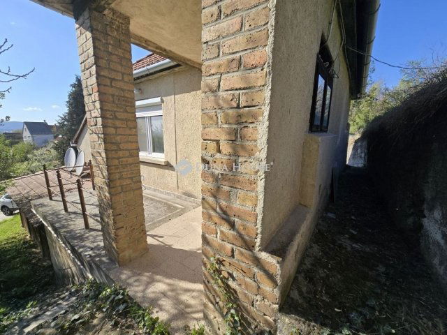 Eladó családi ház, Pécsett 44.9 M Ft, 4 szobás