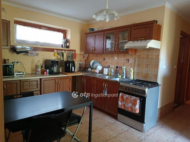 Eladó családi ház, Vértesbogláron 89.9 M Ft, 8 szobás