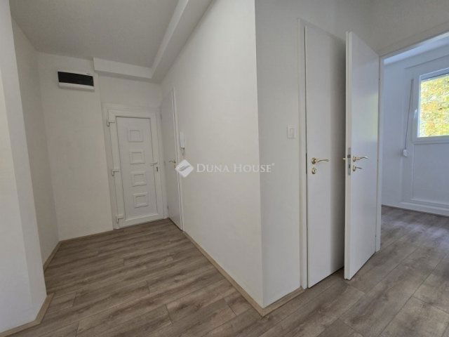 Eladó panellakás, Pécsett 48.9 M Ft, 3 szobás