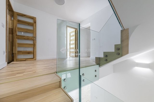 Eladó családi ház, Csobánkán 350 M Ft, 7 szobás