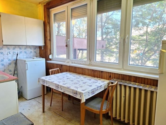 Eladó panellakás, Kecskeméten 45.9 M Ft, 3 szobás