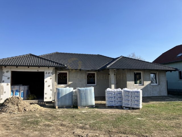 Eladó családi ház, Szigetszentmiklóson 129 M Ft, 5 szobás