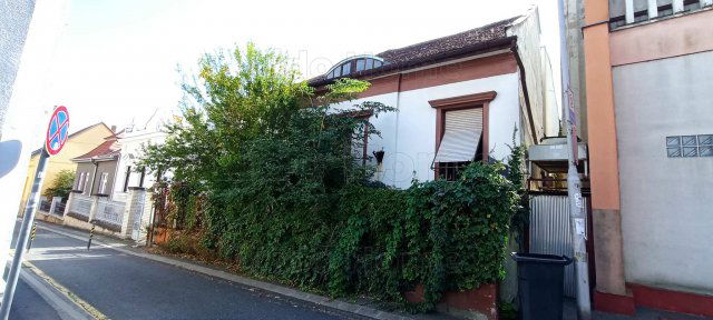 Eladó családi ház, Keszthelyen 86 M Ft, 28 szobás
