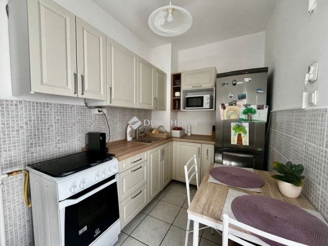 Eladó panellakás, Pécsett 50.49 M Ft, 3 szobás