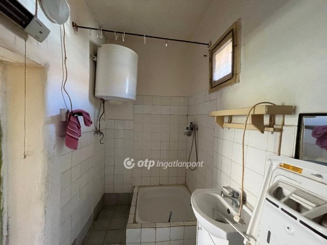 Eladó családi ház, Ercsiben 28.5 M Ft, 1 szobás