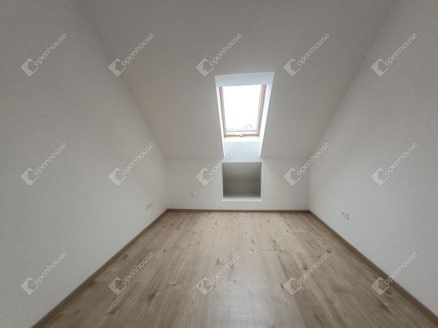 Eladó téglalakás, Sopronban 110 M Ft, 5 szobás