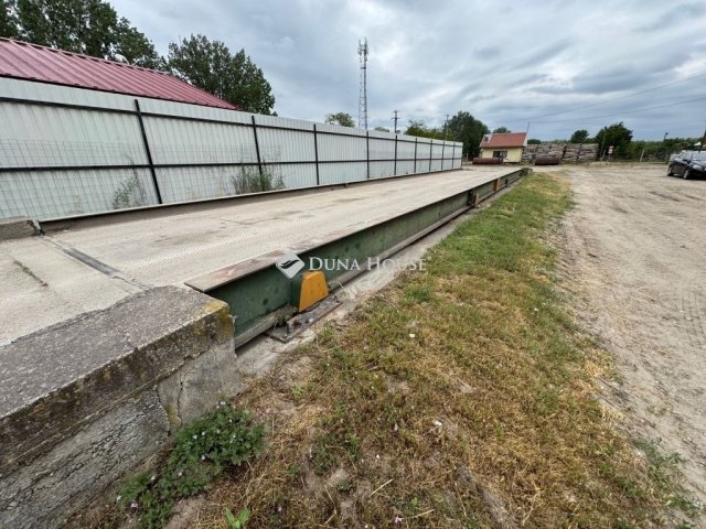 Eladó ipari ingatlan, Szentkirályon 2100 M Ft
