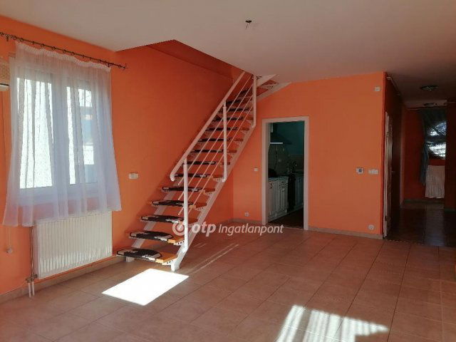 Eladó téglalakás, Szolnokon 59.9 M Ft, 4+1 szobás