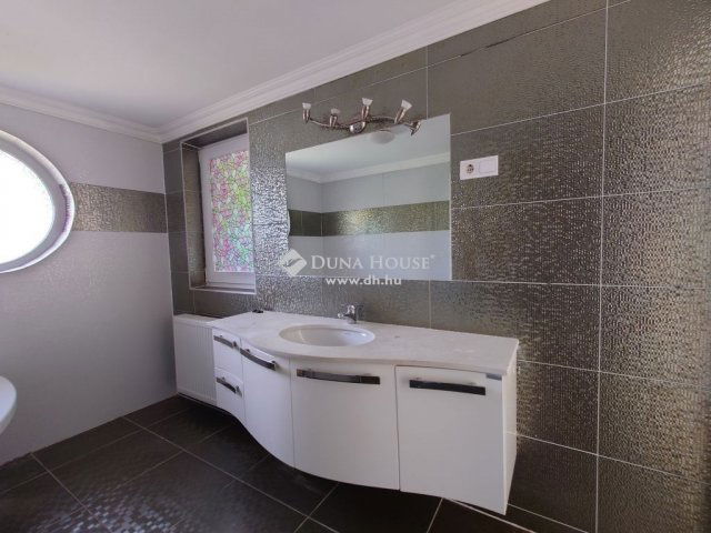 Eladó családi ház, Pilisborosjenőn 193 M Ft, 6 szobás