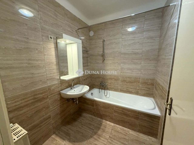 Eladó téglalakás, Kecskeméten 69.9 M Ft, 4 szobás