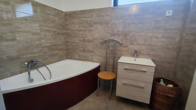 Kiadó családi ház, albérlet, Kecskeméten 120 E Ft / hó