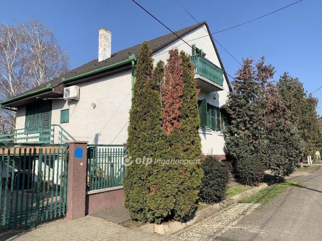 Eladó családi ház, Szolnokon 99 M Ft, 6 szobás