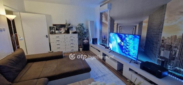 Eladó panellakás, Egerben 43 M Ft, 2 szobás