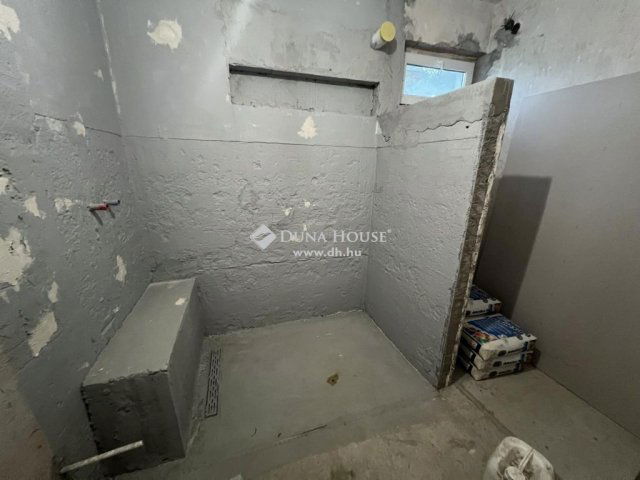 Eladó családi ház, Besnyőn 61.9 M Ft, 6 szobás