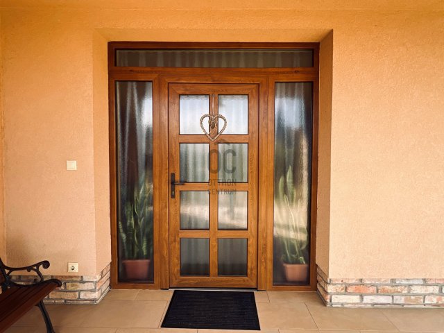 Eladó családi ház, Szántódon 300 M Ft, 5 szobás