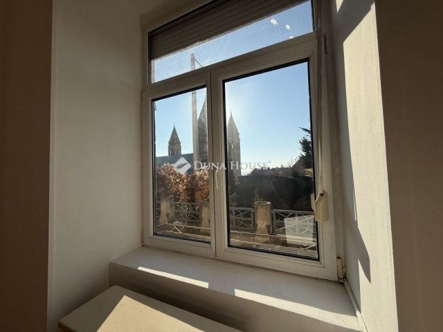 Eladó téglalakás, Pécsett 65 M Ft, 2 szobás