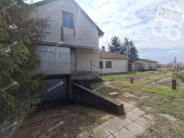 Eladó családi ház, Kiskunfélegyházán 30 M Ft, 3 szobás