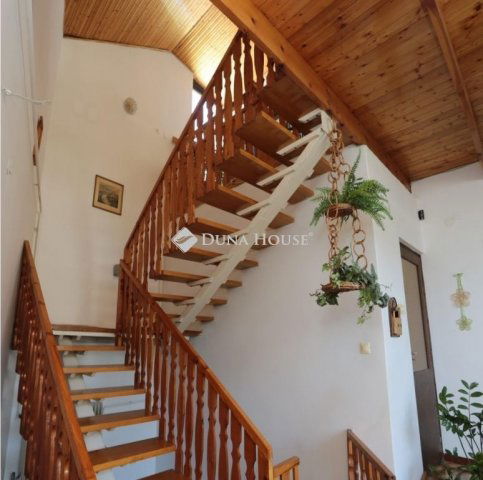 Eladó családi ház, Pécsett 238 M Ft, 6 szobás