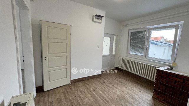 Eladó téglalakás, Pápán 56.9 M Ft, 3 szobás
