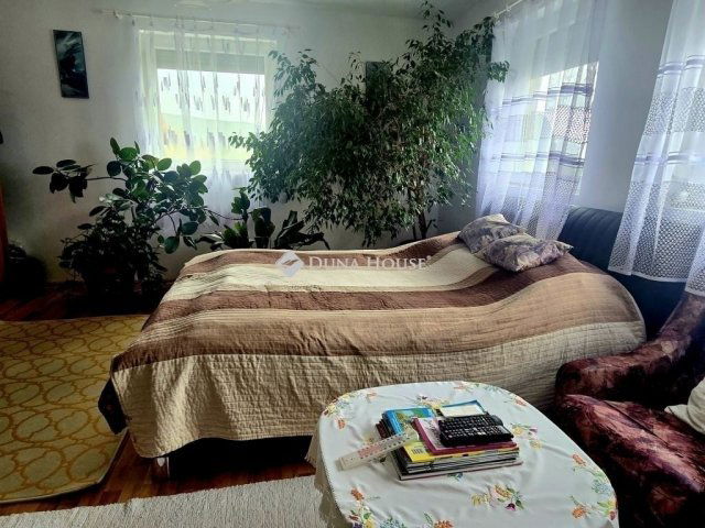 Eladó családi ház, Pécsett 32.3 M Ft, 2 szobás