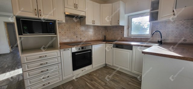 Eladó családi ház, Szegeden 53 M Ft, 4 szobás