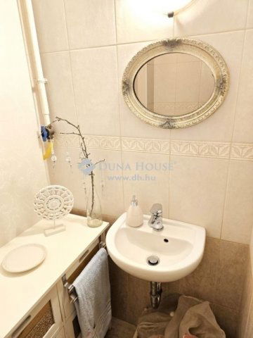 Eladó téglalakás, Pécsett 75 M Ft, 4 szobás