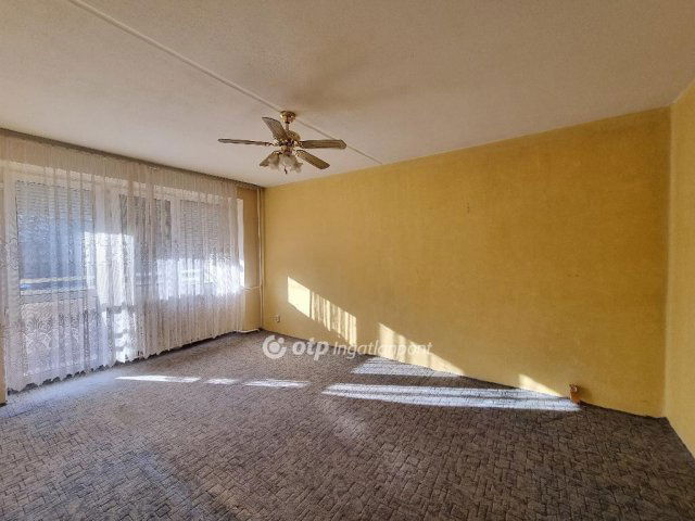 Eladó panellakás, Pápán 38.5 M Ft, 1+3 szobás