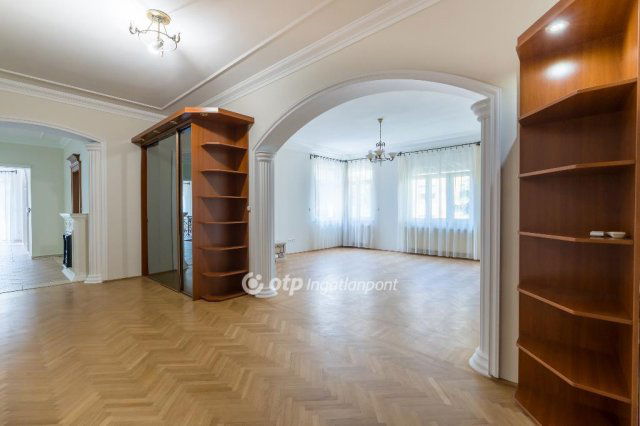 Eladó családi ház, Debrecenben 450 M Ft, 9+4 szobás