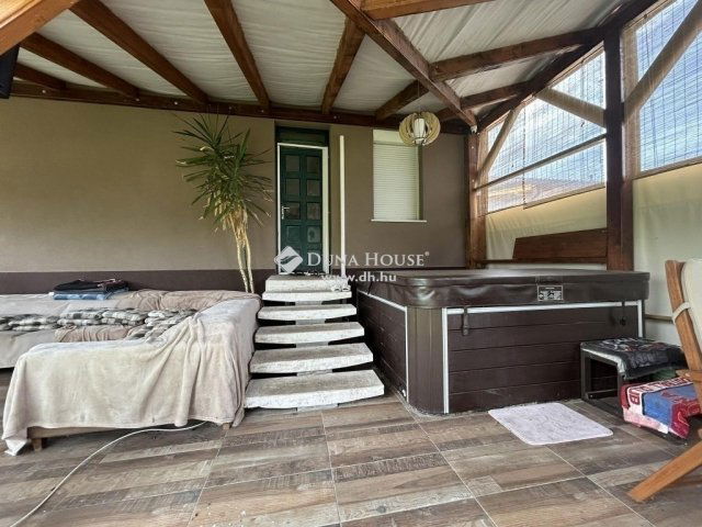 Eladó családi ház, Vecsésen 172 M Ft, 6 szobás