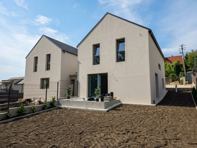Eladó ikerház, Gödöllőn 144 M Ft, 5 szobás
