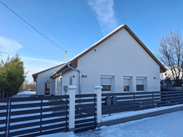 Eladó téglalakás, Abonyban 44.99 M Ft, 3 szobás