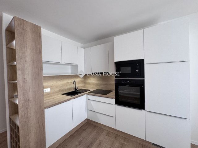 Eladó családi ház, Pécsett 97.9 M Ft, 3 szobás