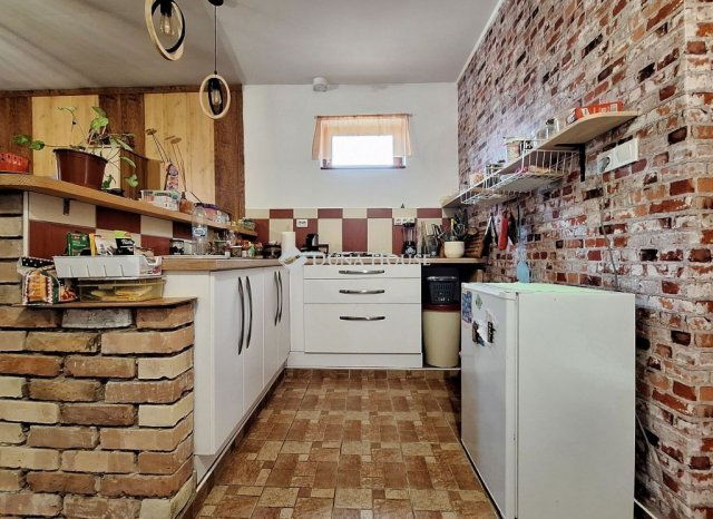 Eladó ikerház, Ajkán 39 M Ft, 3 szobás / költözzbe.hu