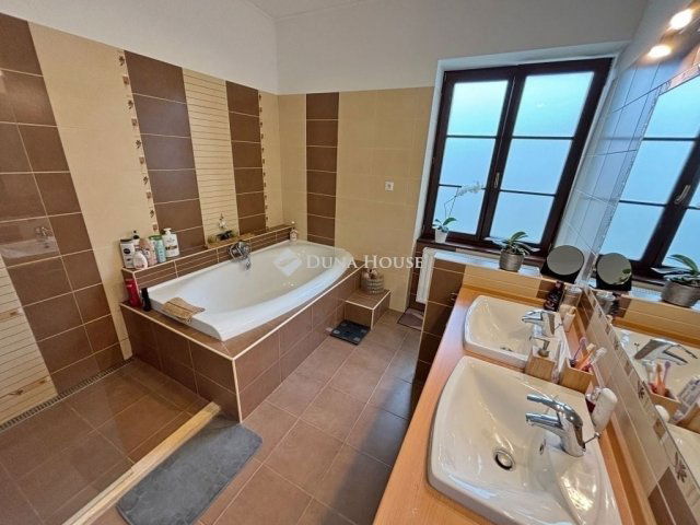 Eladó téglalakás, Szombathelyen 105 M Ft, 4 szobás