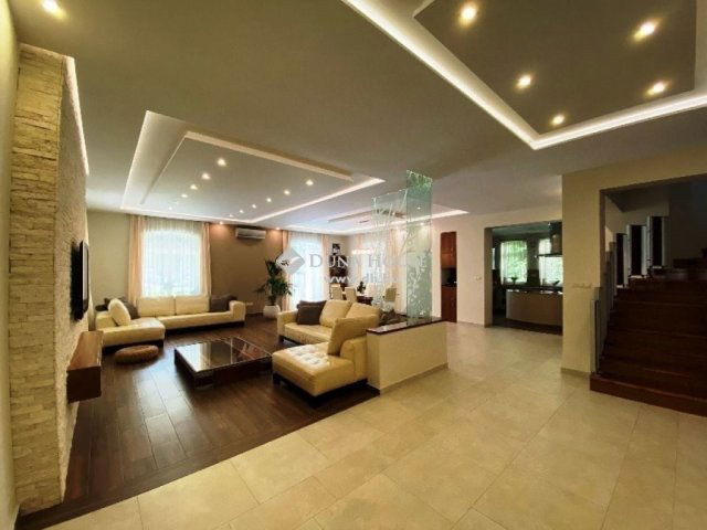 Eladó családi ház, Gödön 320 M Ft, 7 szobás