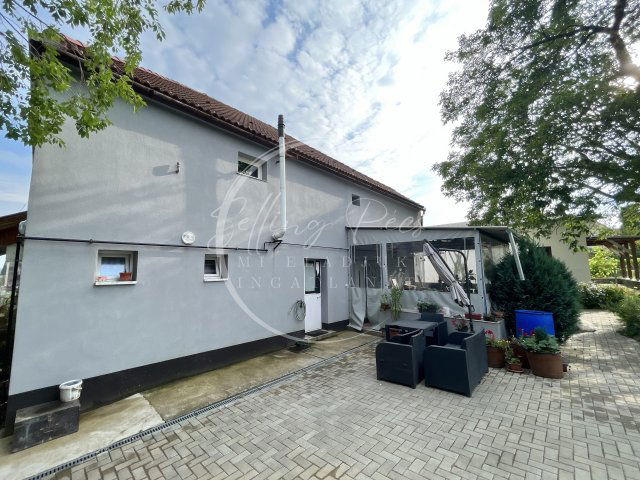 Eladó családi ház, Pécsett, Pellérdi úton 174 M Ft, 5 szobás