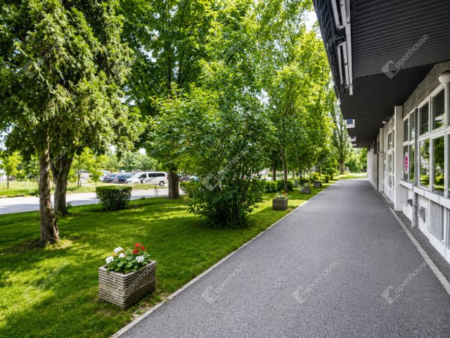 Eladó üzlethelyiség, Székesfehérvárott 45 M Ft