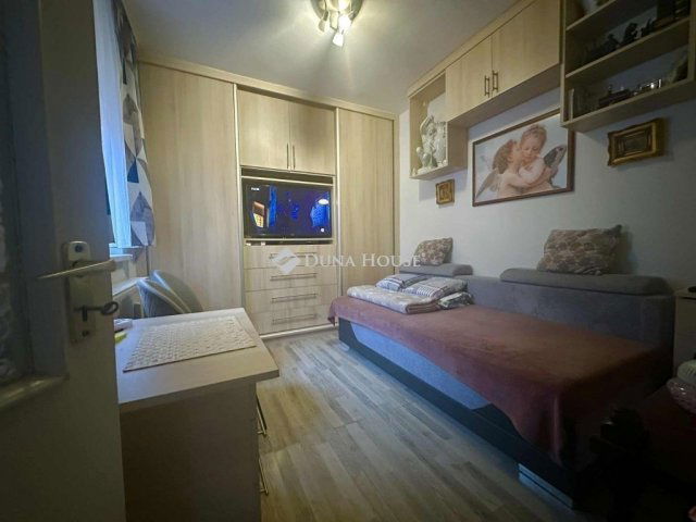 Eladó téglalakás, Hévízen 24 M Ft, 1 szobás