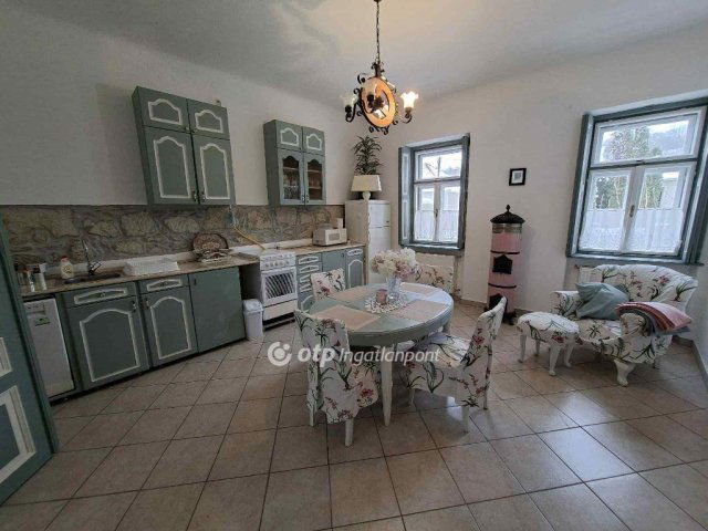 Eladó családi ház, Szomolyán 135 M Ft, 8+1 szobás