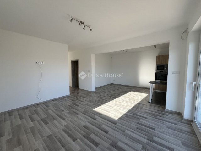 Eladó ikerház, Nagytarcsán 130.7 M Ft, 4 szobás