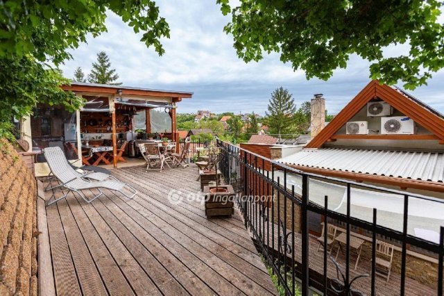Eladó családi ház, Balatonalmádiban 239.9 M Ft, 6 szobás