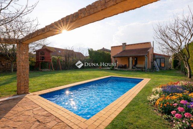 Eladó családi ház, Csomádon 268 M Ft, 7 szobás