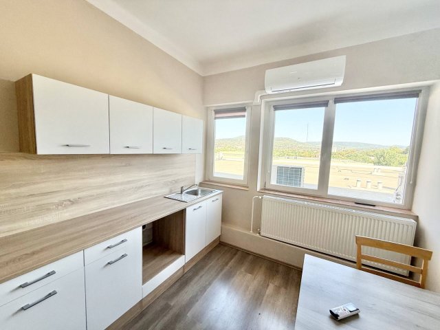Kiadó családi ház, albérlet, Pécsett 1583 E Ft / hó, 13 szobás