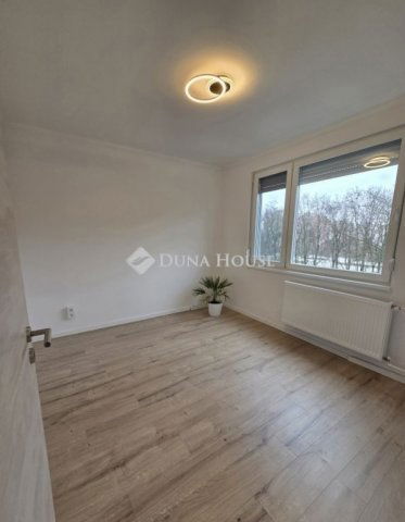 Eladó panellakás, Veszprémben 54.9 M Ft, 3 szobás