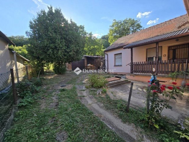 Eladó családi ház, Pécsett 26.9 M Ft, 3 szobás