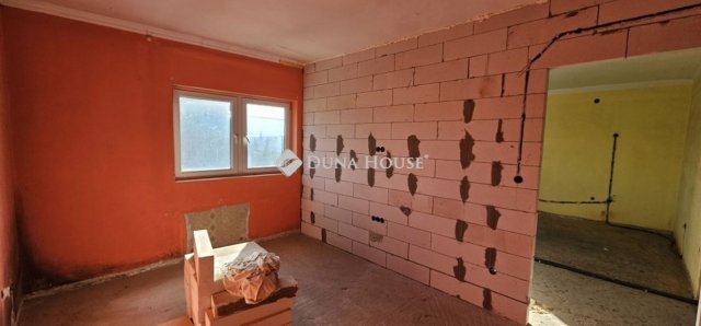 Eladó családi ház, Pécsett 54.99 M Ft, 3 szobás