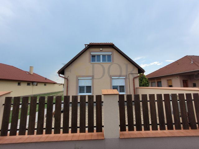 Eladó családi ház, Jászberényben 104.9 M Ft, 6 szobás