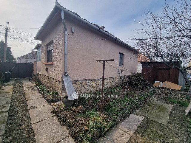 Eladó családi ház, Pápán 36.9 M Ft, 2+1 szobás