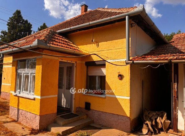 Eladó családi ház, Tiszaföldváron 17.99 M Ft, 2 szobás